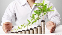 Hand-put-coin-to-money